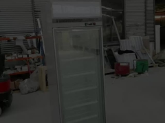 Um refrigerador de bebidas de porta única inclui desengelo automático