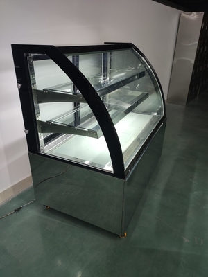 Armário de exposição refrigerado do restaurante com as prateleiras de vidro ajustáveis