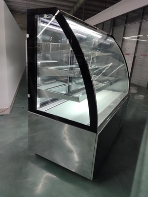 O automóvel degela a mostra da exposição da padaria com as prateleiras triplas da Fácil-limpeza