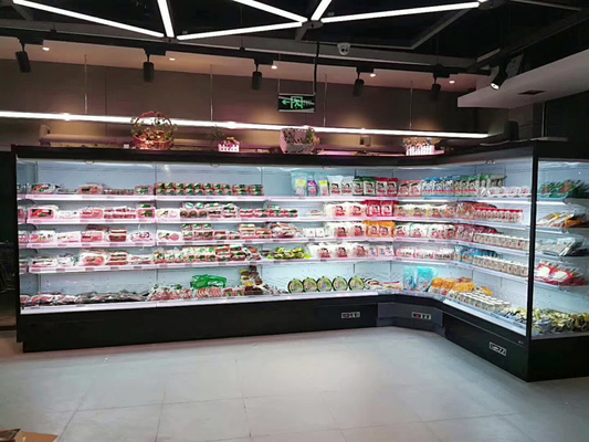 Refrigerador aberto da exposição do supermercado usado para a leiteria e as bebidas