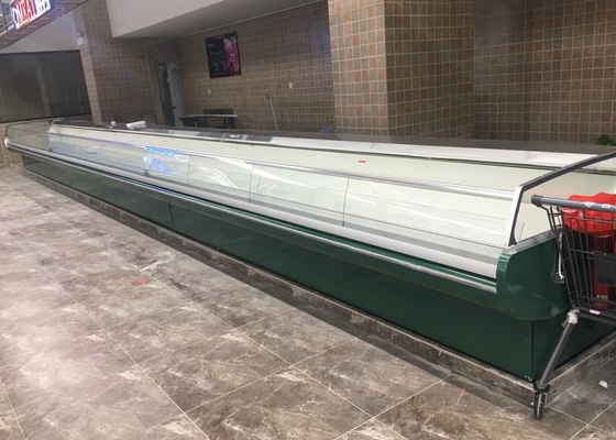 O supermercado obstrui no contador refrigerado para guloseimas