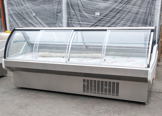 Refrigerador refrigerando da exposição do fã para o supermercado com os armários de armazenamento refrigerados traseiros para salsichas